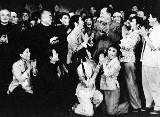 她的一蹦三尺高引发满堂喝彩,让毛主席哈哈大笑,并加以趣味点评