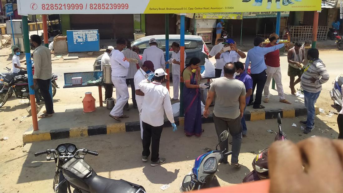 疫情来了，道路封了，印度农民工十天徒步2000公里回家