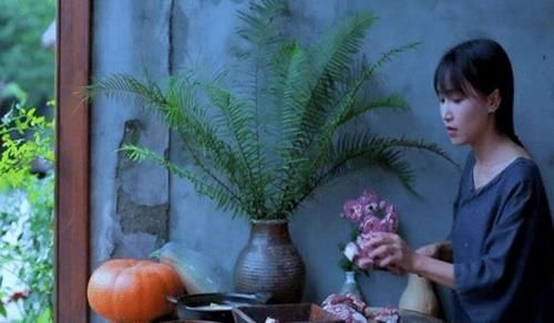 一年亏损300亿的品牌,一年亏损百亿的公司