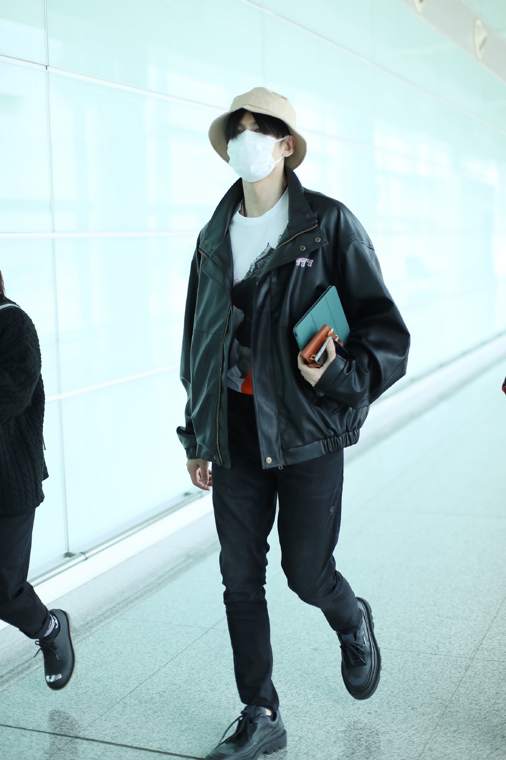 张云龙黑皮衣图,张云龙穿西装造型