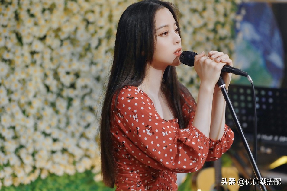 欧阳娜娜穿搭开衫减龄裙装少女感,欧阳娜娜穿单边背带裤元气满满