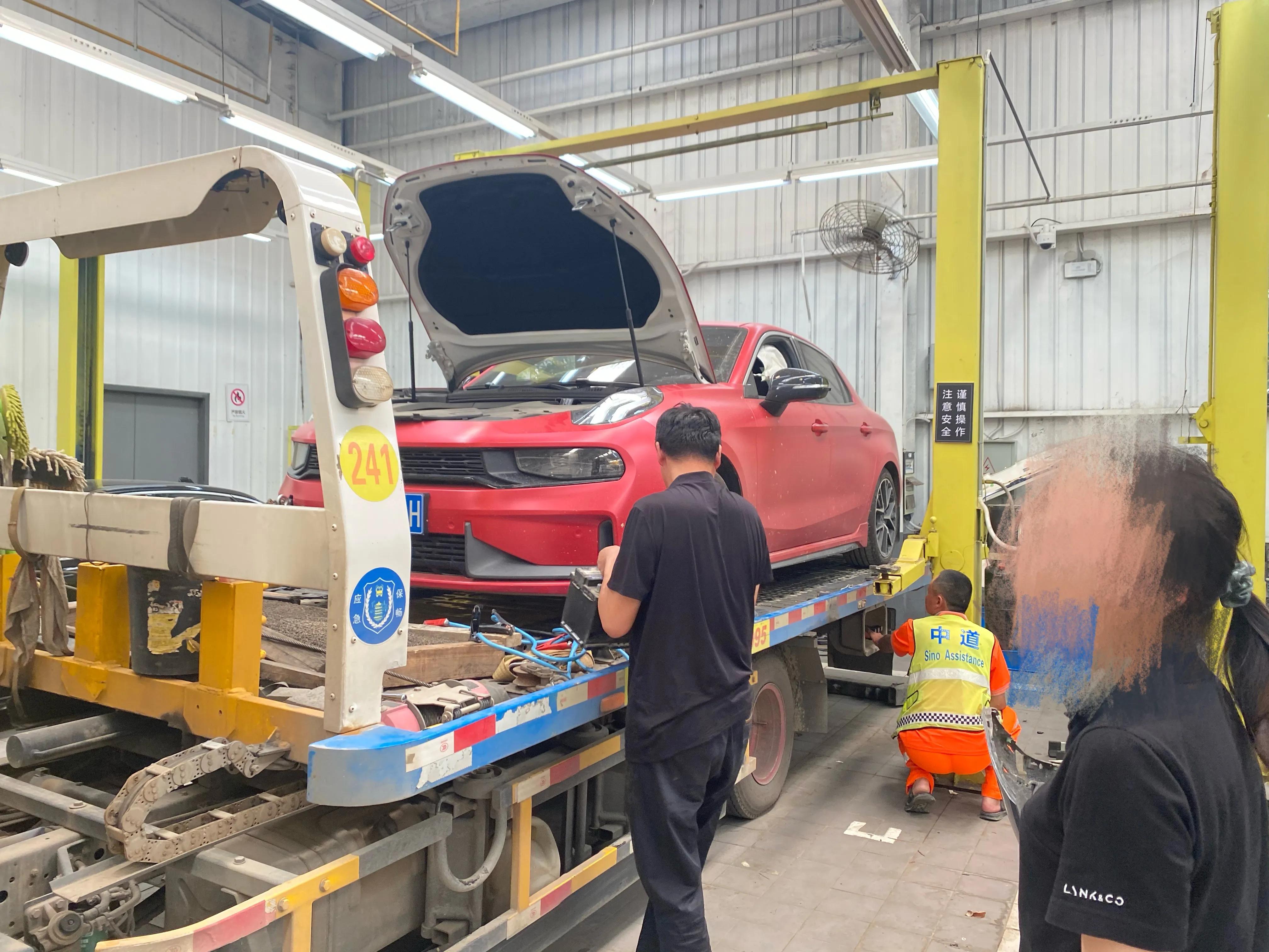 领克03低速行驶车辆无损伤无刮擦无碰撞弹出安全气囊并爆炸