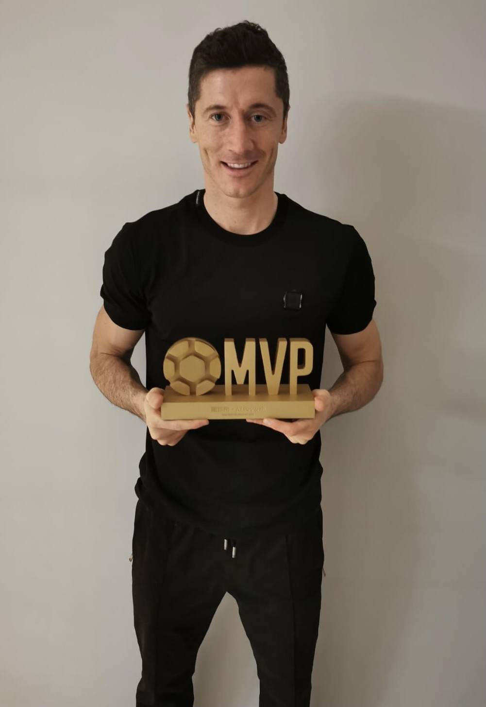 玩尬的！莱万获懂球帝颁发奖杯，球迷吐槽“世界级”奖项像地摊货