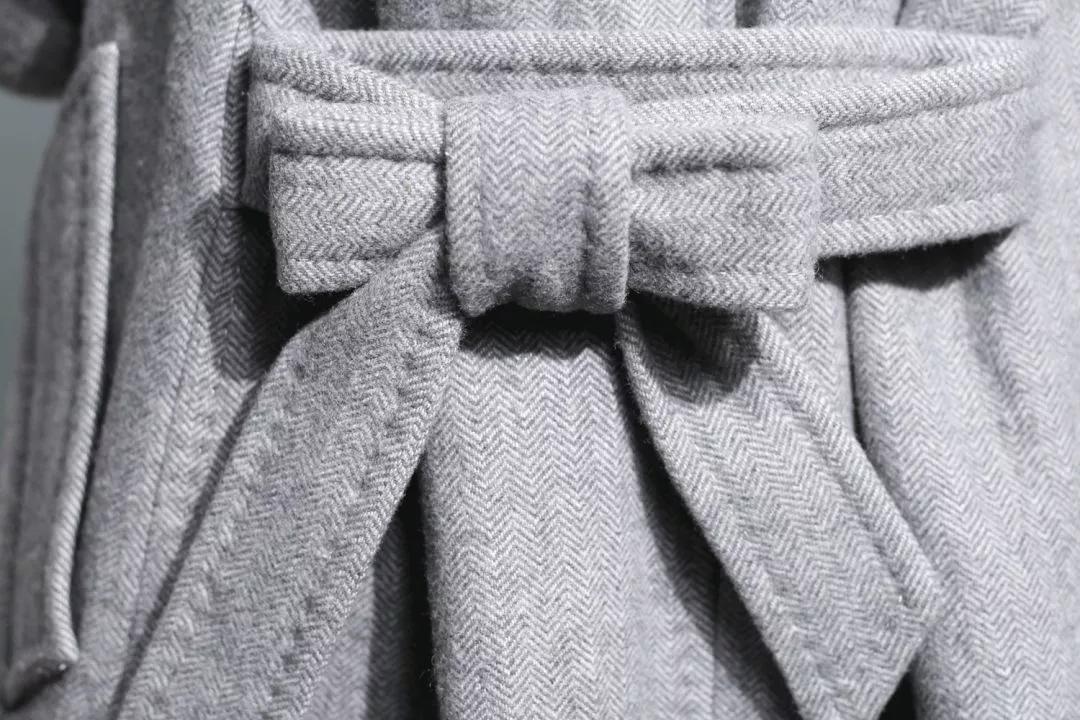 皮风衣腰带后面系法,风衣后面的腰带怎么系好看