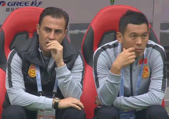 输球不输形象！卡帅“口哨”式指挥很有范，迷之微笑意味深长