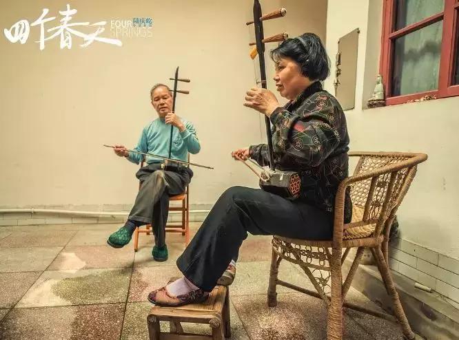 这个男人4年只花1500块陪父母，却看哭千万中国人，巩俐为他点赞