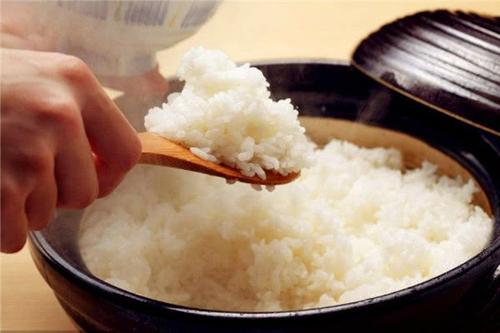 米饭怎么样蒸才会软糯窍门,蒸米饭不要仅放水这样做更好吃