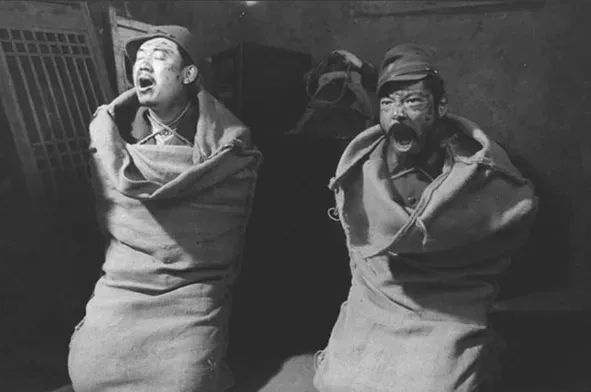 日军惨无人道的剧情,日军士兵被摔死