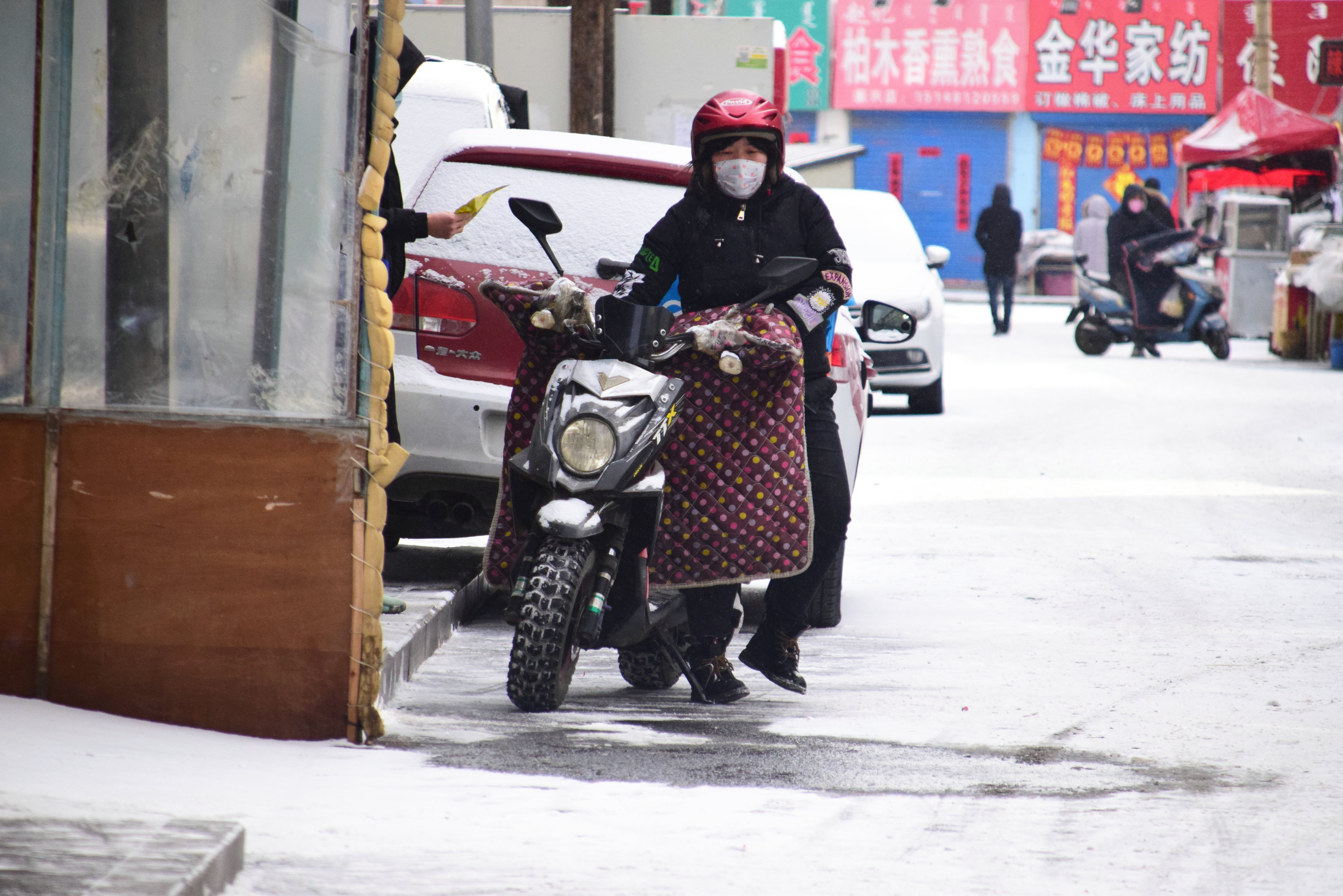 日伪时期一家瘟死俩儿子，老爹急红了眼，抄起碾棍去庙里打阎王爷