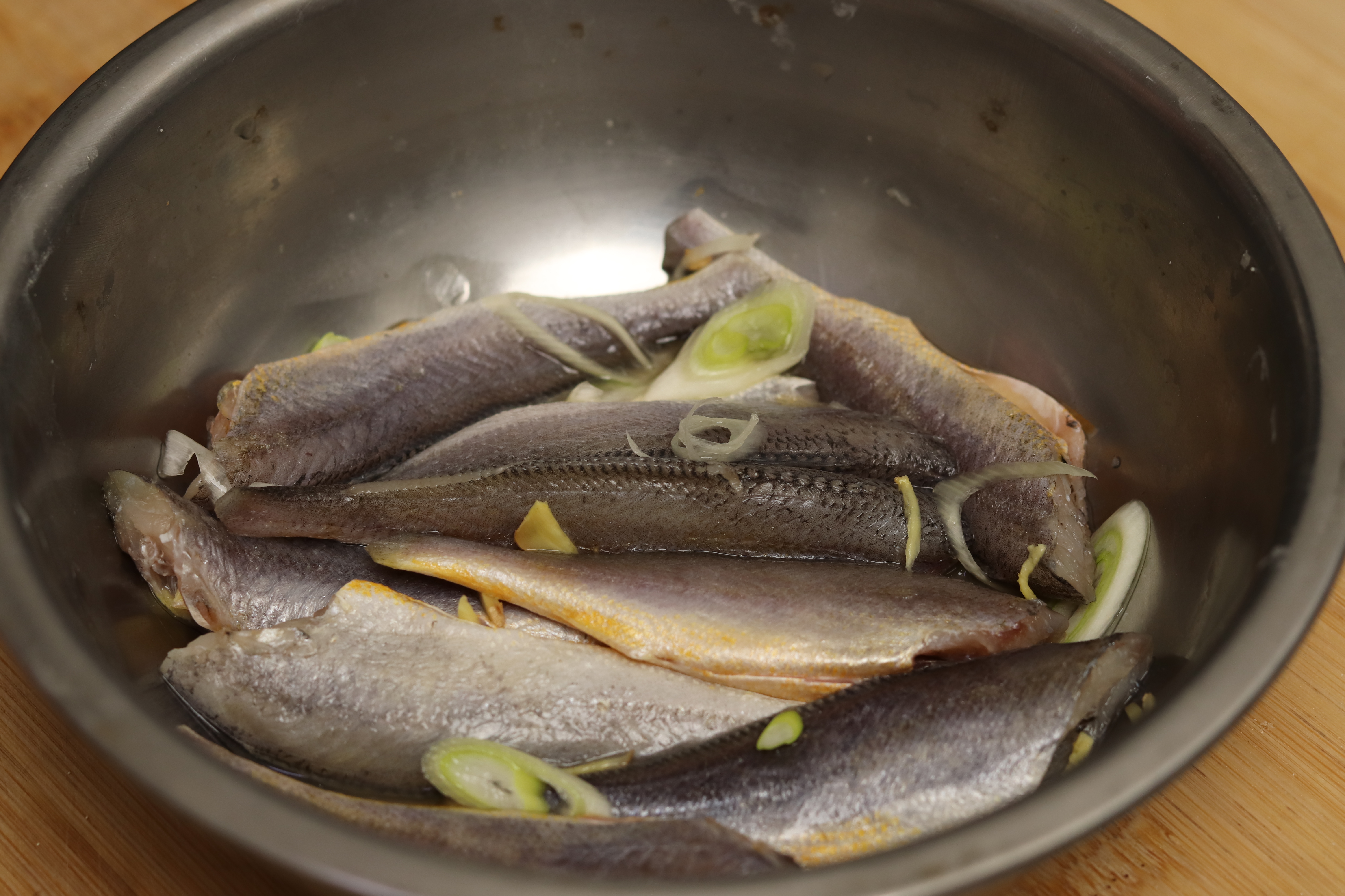 炸鱼时，用淀粉还面粉？差别挺大，大厨教你正确的做法，外酥里嫩