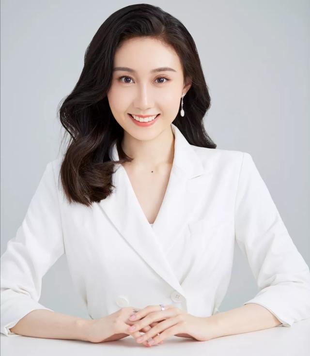 央视名嘴水均益女儿近照,明明可以靠颜值偏要拼才华完整版