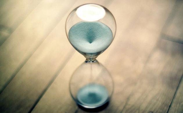 爱因斯坦关于时间并不存在观点,爱因斯坦说时间流逝只是一种错觉