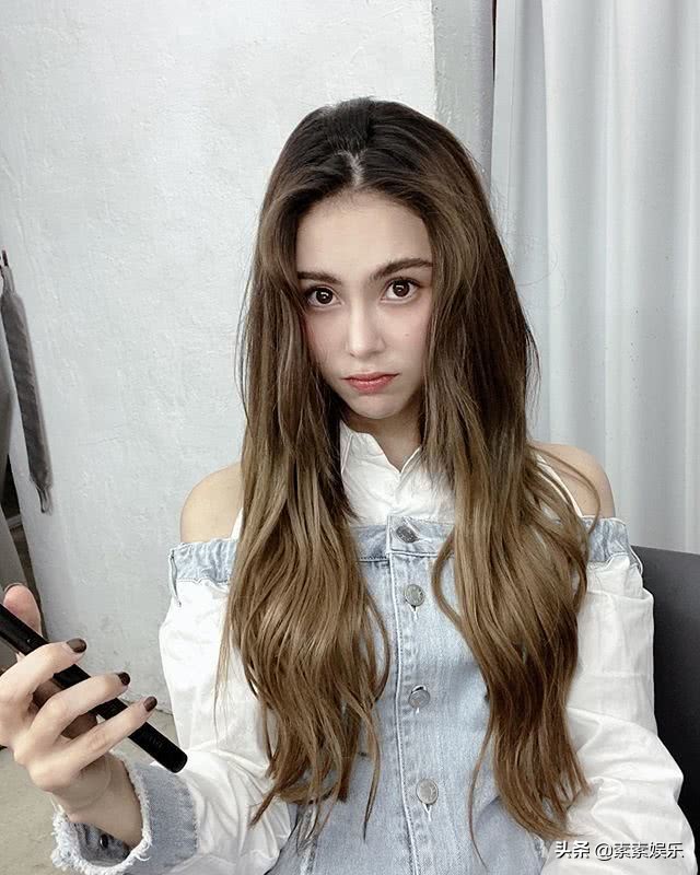 小小周正脸首次曝光：五官和周杰伦很像，嘴巴更接近昆凌一些