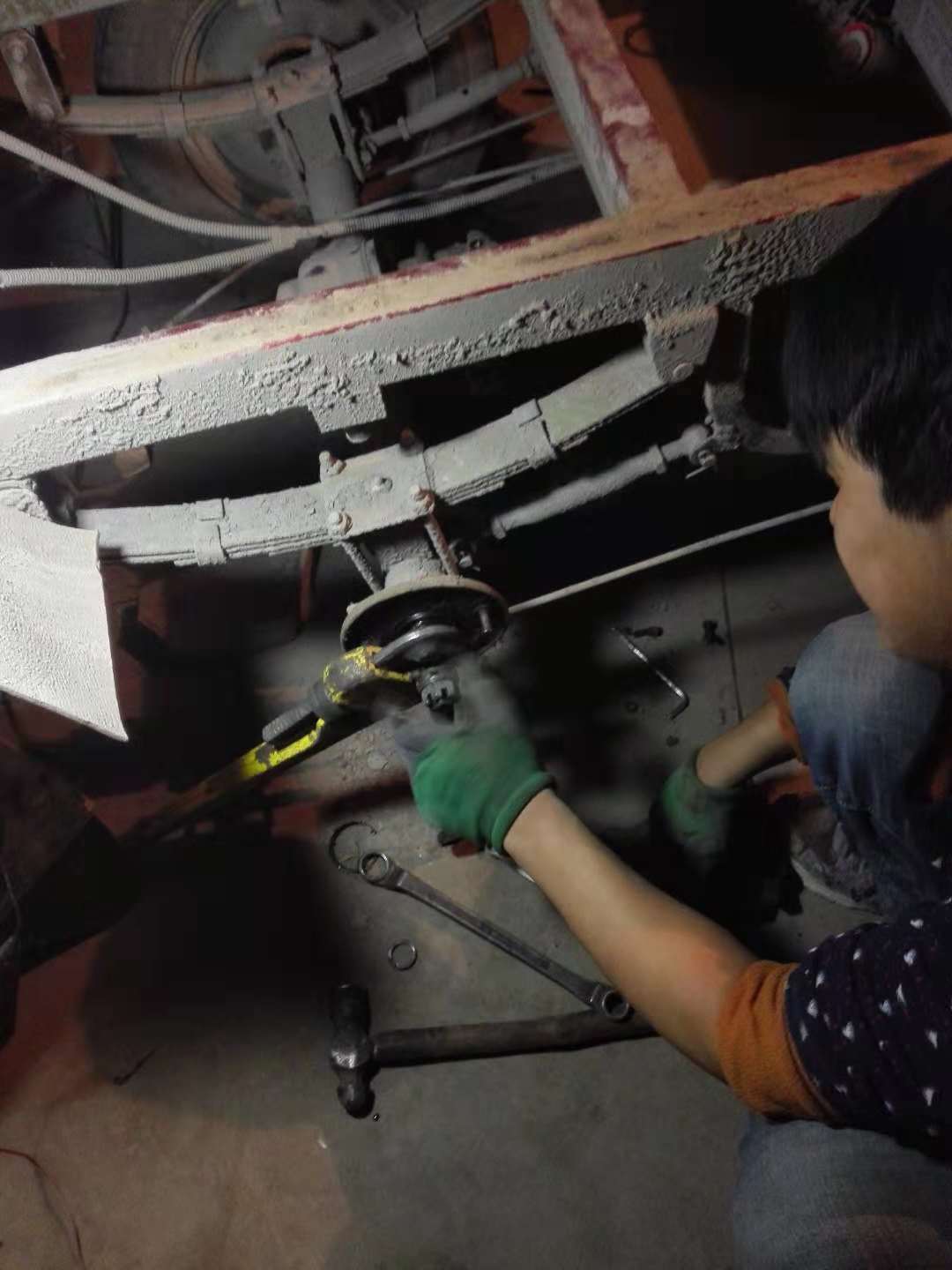 电动三轮车下坡后轮突然卡死,电三轮车后轮转一下就卡死