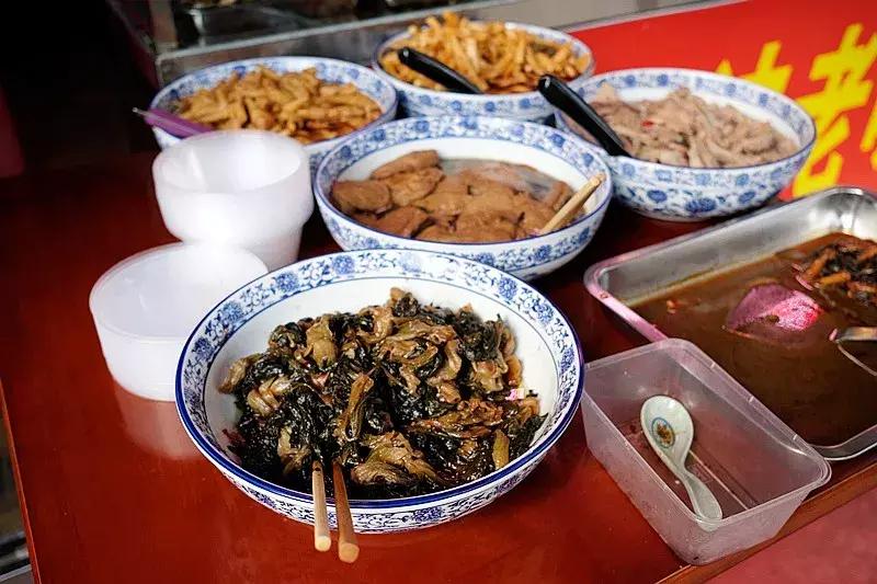 两百年呼童街，一百米烟火路，尝尝这里的美食吧