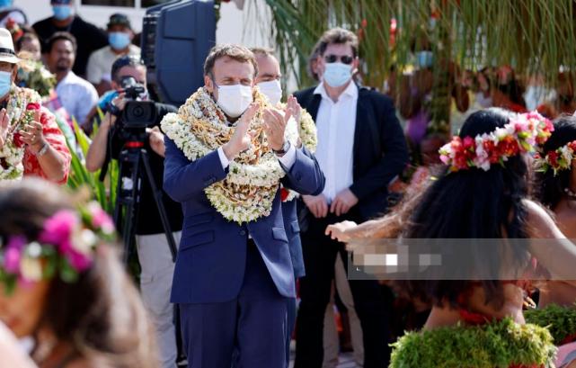 马克龙抱小孩,马克龙戴花环全视频