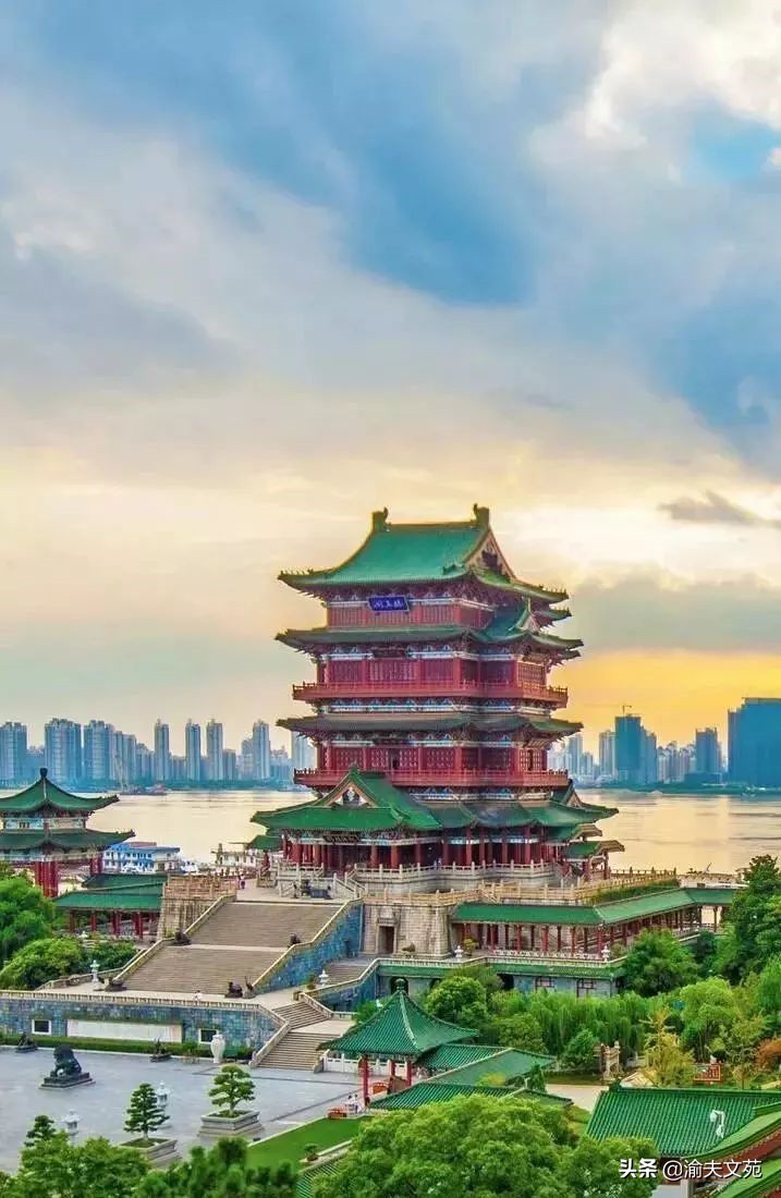 王勃重新游玩滕王阁,王勃笔下的滕王阁有多美