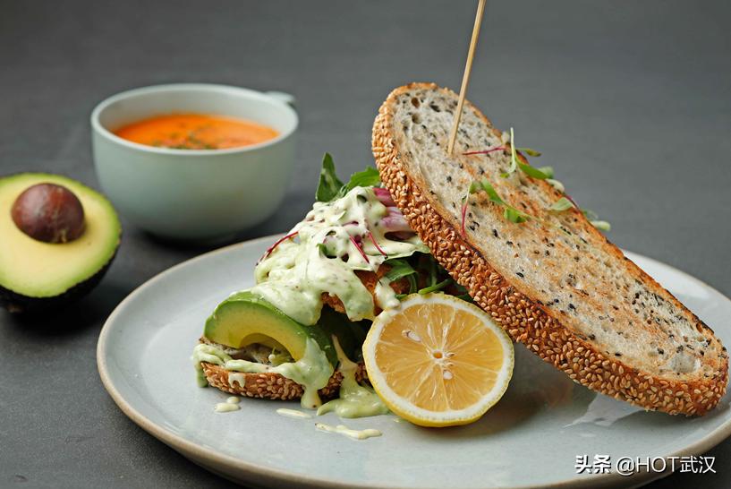 全国首家宝马MINI跨界西餐酒吧光谷开业，真的好吃