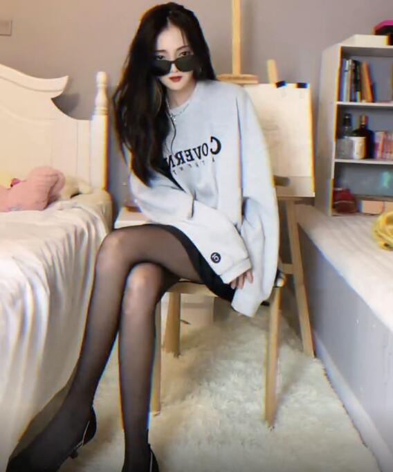 火线妹头发大改造？双马尾消失，论改变迪丽阿巴3厘米裙子完胜