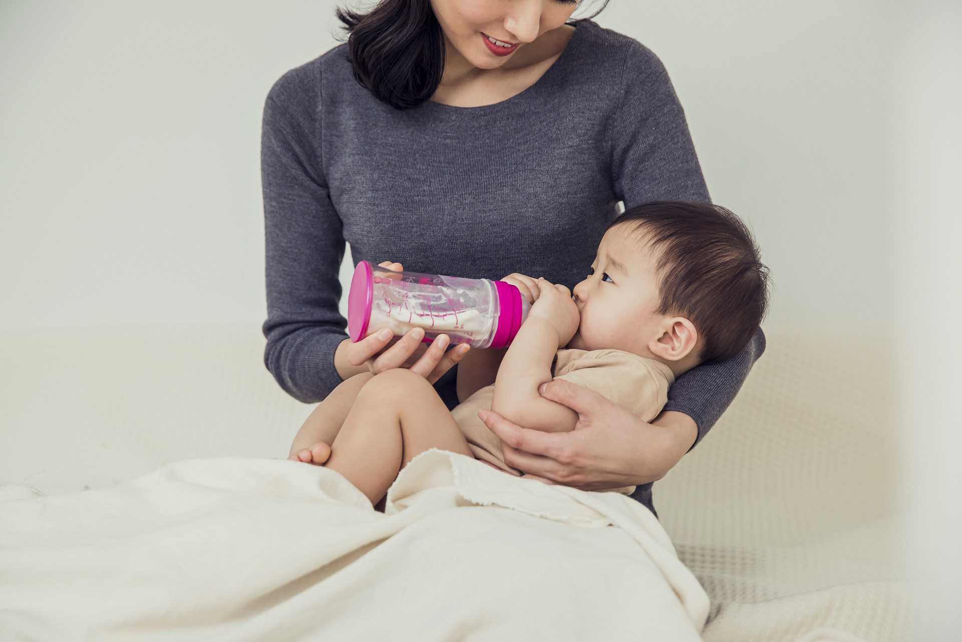 婴儿吃奶时为啥扭来扭去还哼唧？4个“语言信号”，新手爸妈了解