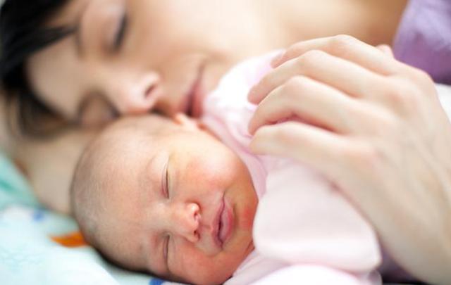 宝宝老是吃迷糊奶是怎么回事,迷糊奶怎么判断有没有吃饱