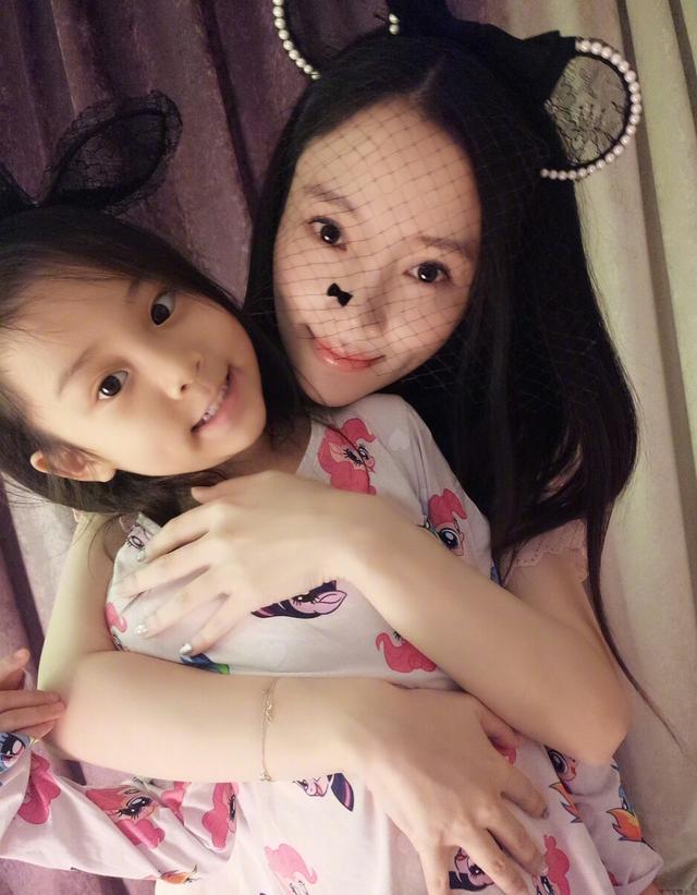 李小璐陪甜馨玩耍,李小璐甜馨出去玩