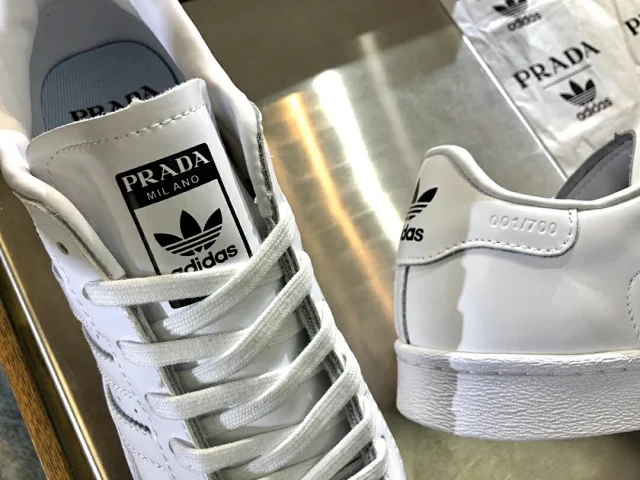 普拉达三叶草联名,阿迪达斯三叶草贝壳头真的值799吗