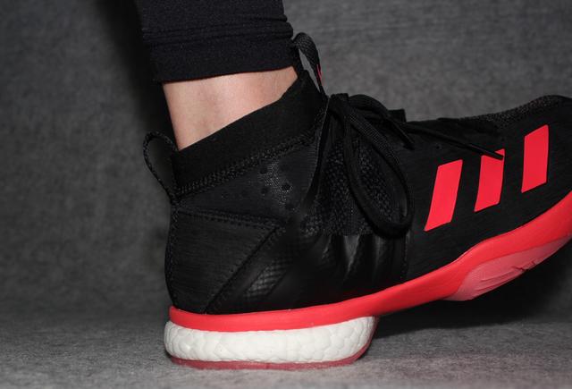 穿上就不想再脱的Q弹，阿迪达斯羽毛球鞋评测