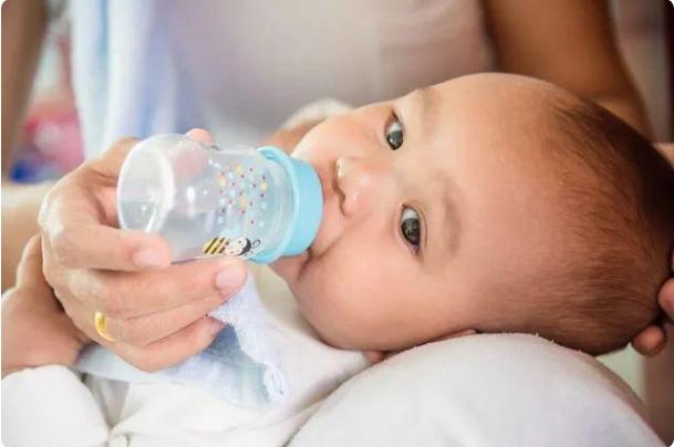 如何让宝宝接受奶瓶办法都在这里,宝宝拒绝奶瓶喂养用什么奶瓶