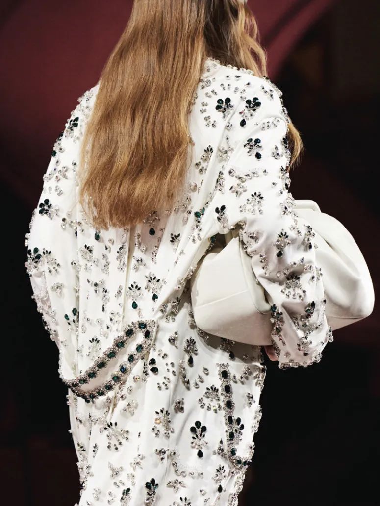 虞书欣穿的可爱灵动的衣服,自己认为适合虞书欣的衣服