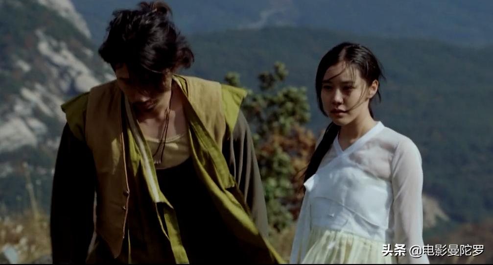 小伙喝了山里的神秘药酒,村民给小伙子喝了神奇的药酒