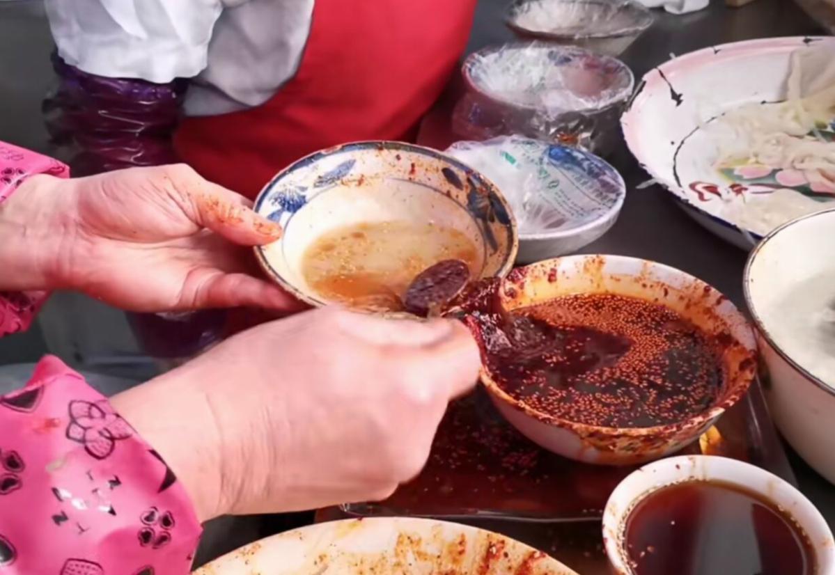 武功大叔咸阳国棉二厂卖凉皮,武功镇七十岁老人卖凉皮