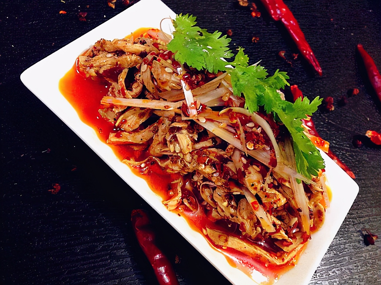 凉拌鸡丝的鸡丝又柴又硬,凉拌鸡丝做法加黄瓜丝和胡萝卜丝