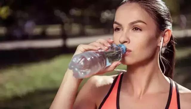 野外生存小技巧怎么过滤水,野外生存取水的正确方法