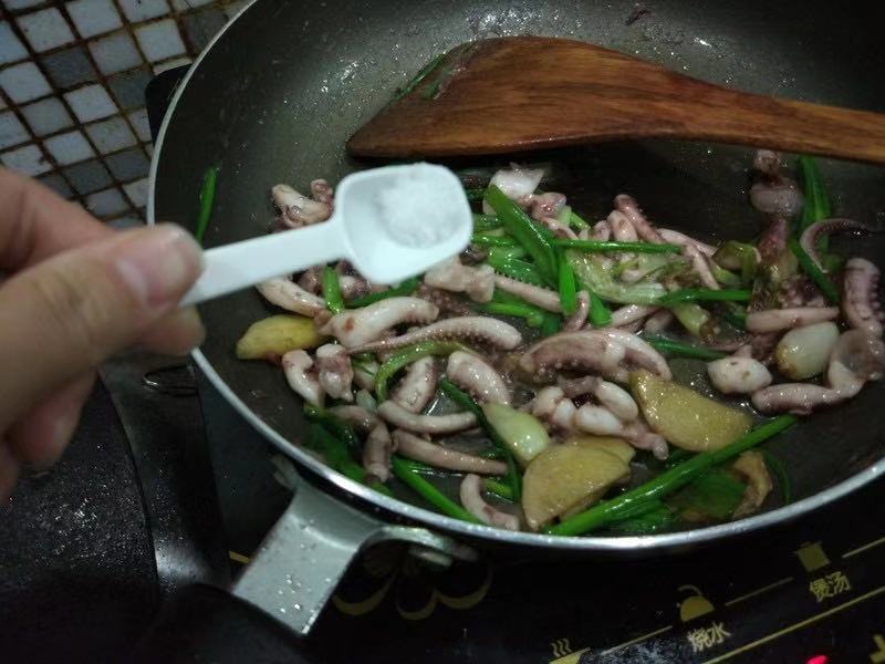爆炒鱿鱼味道香独家秘制小配方,爆炒鱿鱼的正宗做法四川味道