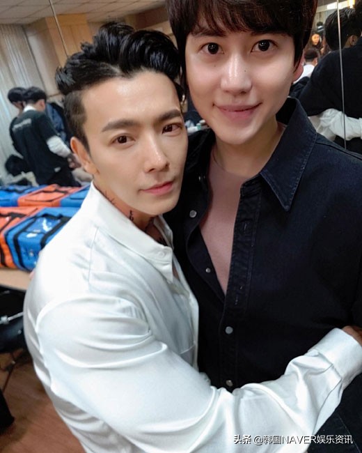 xiumin退出blackpink了吗,xiumin入伍前演唱会伯贤哽咽