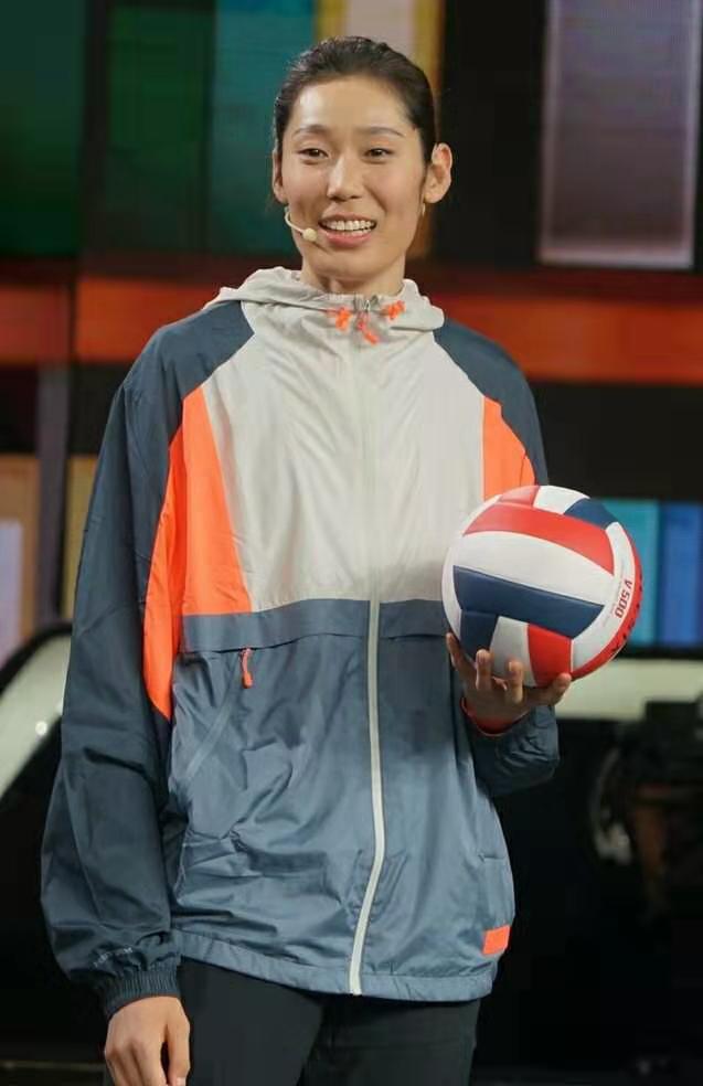 朱婷与男足队员直接对话，语重心长送给男足四个字