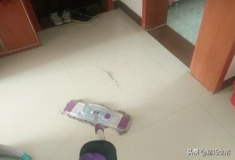 怎样才能去除地板砖上的顽固污垢,地板砖上面的污垢怎么清理小妙招