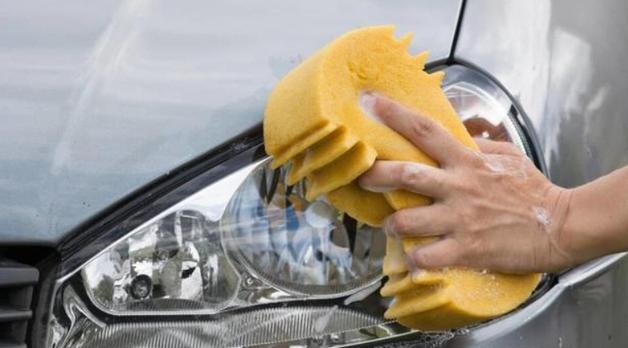 车灯老化发黄翻新修复喷剂测评,啤酒加可乐真能清洗发黄车灯吗