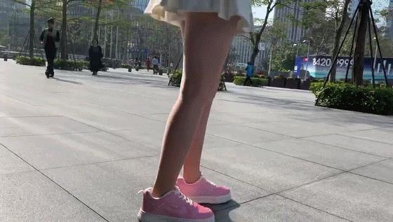 1秒就能变色的小白鞋，只要139元的价格，穿出两双鞋子的效果