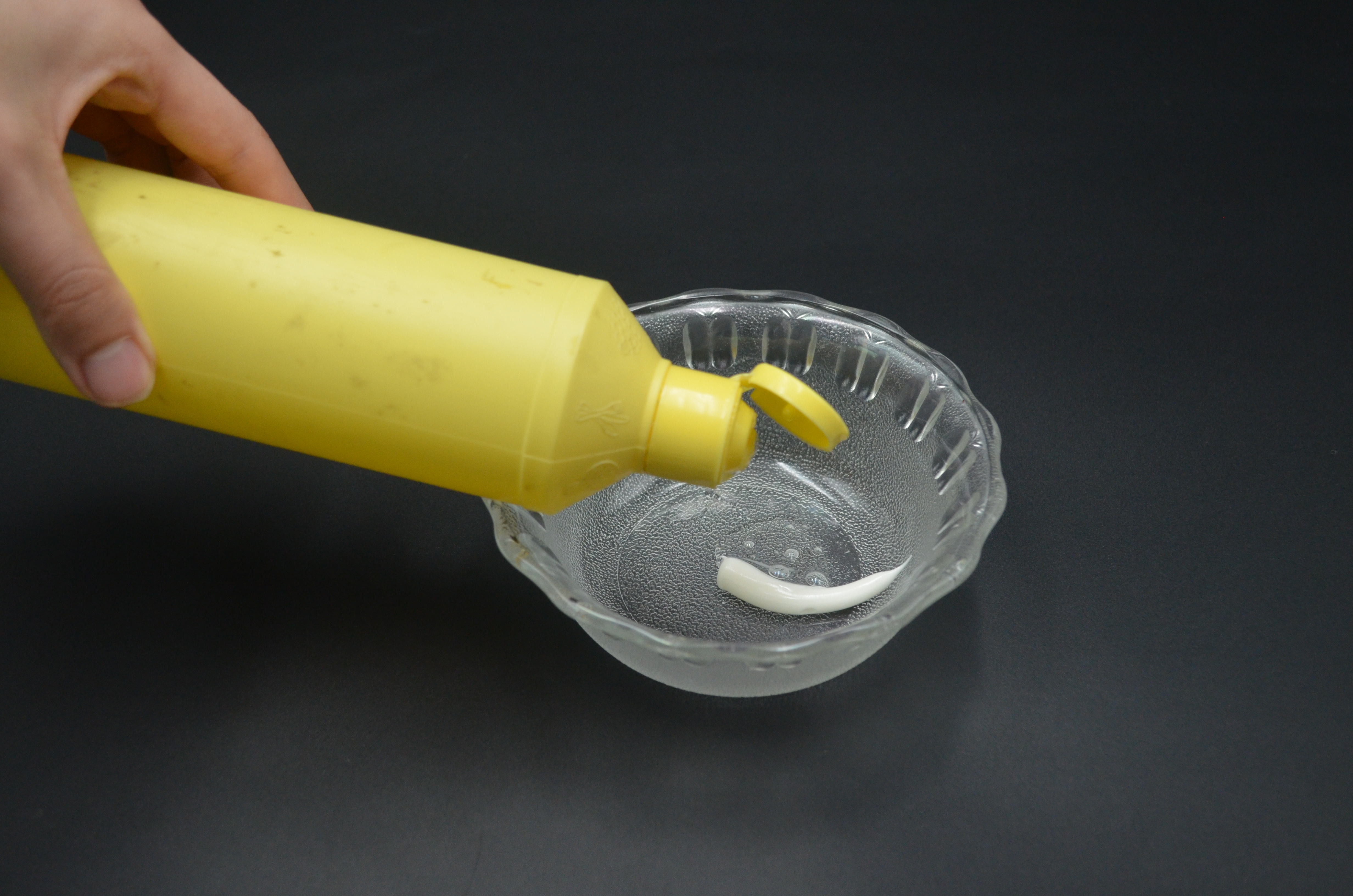 羽绒服领口脏了怎么清洗,羽绒服的领口沾上化妆品怎么清洗