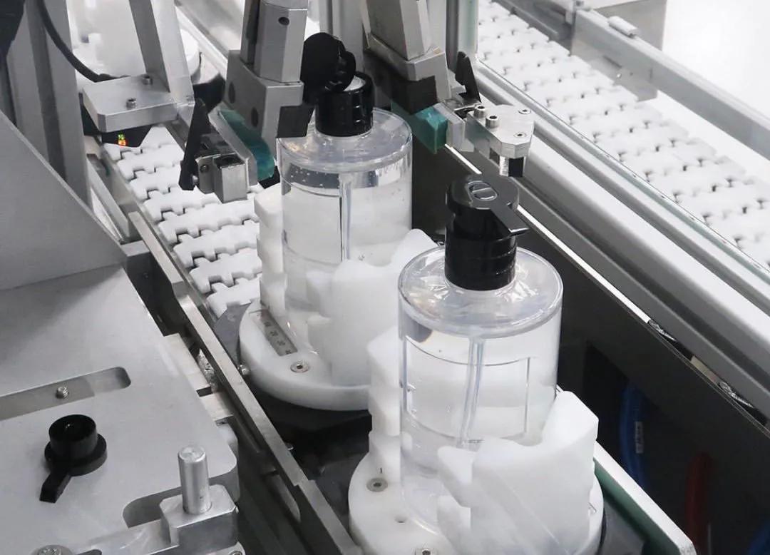 齐了！*博兰**基尼口罩、苹果面具、迪奥洗手液、戴森呼吸机……大牌跨界这样干