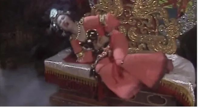 足球运动员喝水吐出来的原因揭秘,足球运动员为什么喝水要吐出来