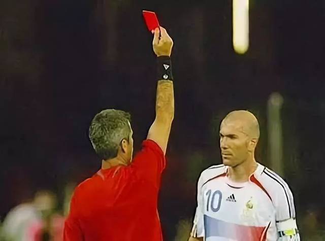 齐达内不可思议一球,足球艺术大师齐达内