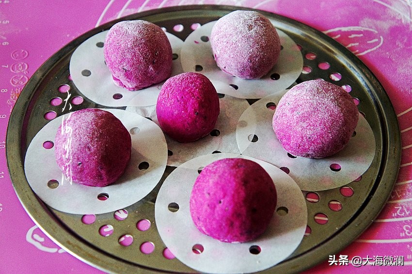 早餐低脂牛奶和全麦馒头,无麸质小米面粉馒头