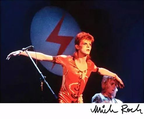 摇滚、坎普、Kaws：狂野又优雅的七月看展指南