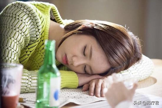 喝酒后睡着说胡话是什么原因,喝醉酒后说胡话正常吗