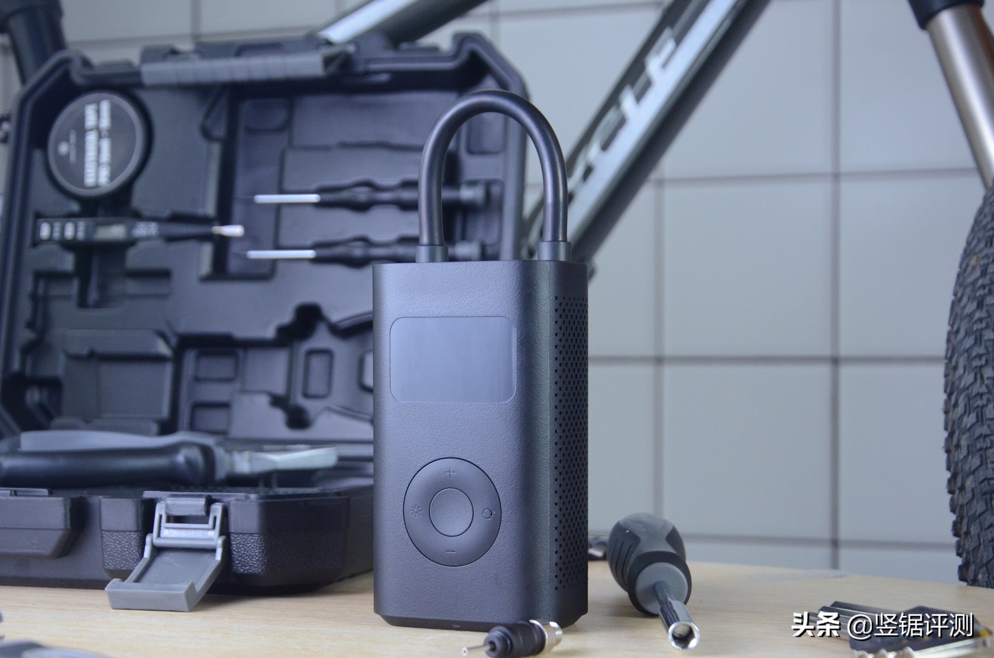 米家充气宝充汽车轮胎,米家充气宝怎么给汽车打气