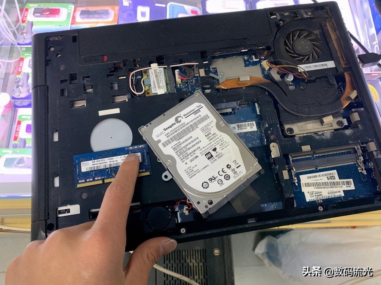 今天真走运！花五十在收废品那买台坏笔记本，没想到我大赚一笔