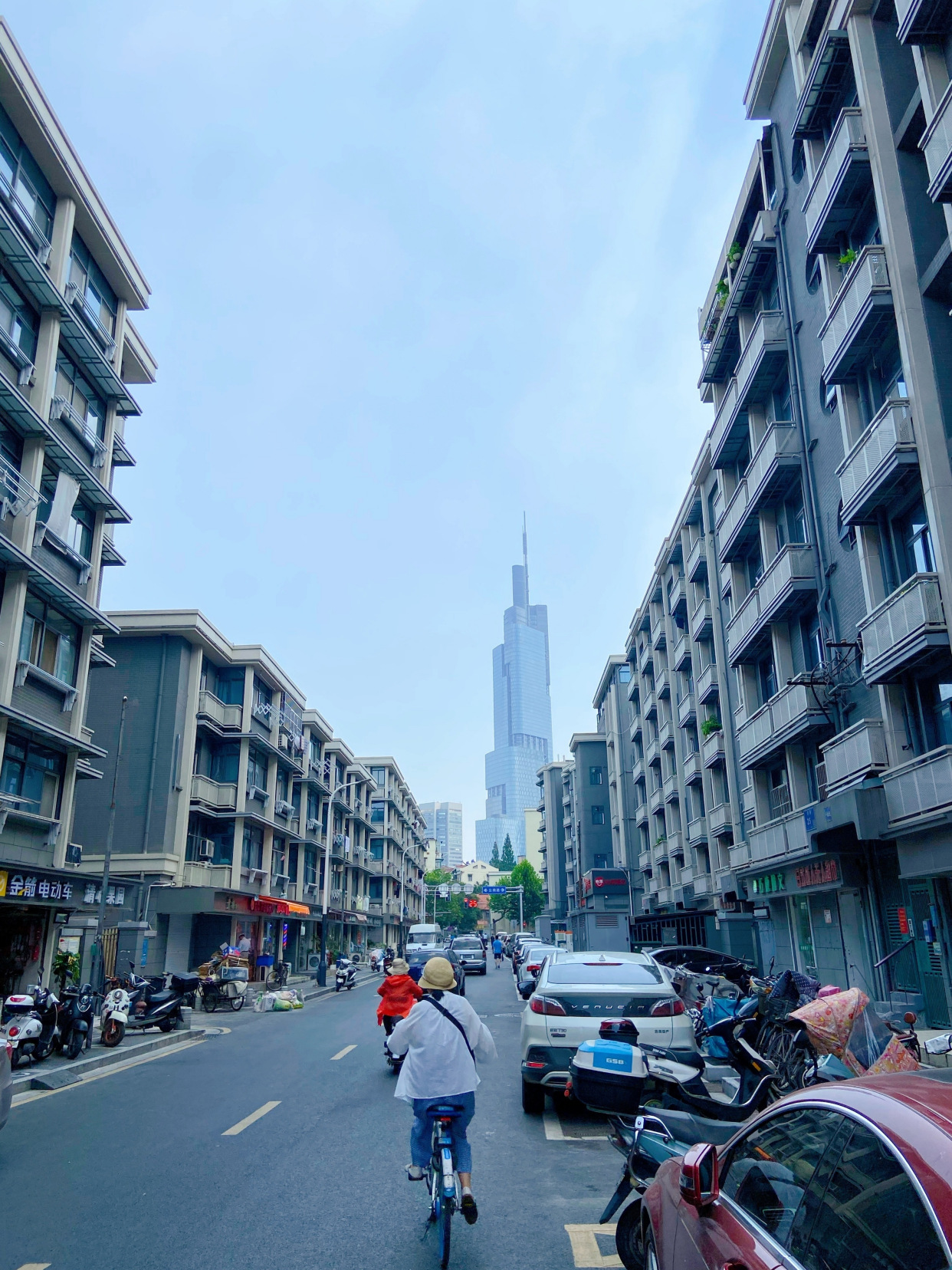 “南京第一高楼”最魔幻的一面，在西桥即可看到，如今是网红景点